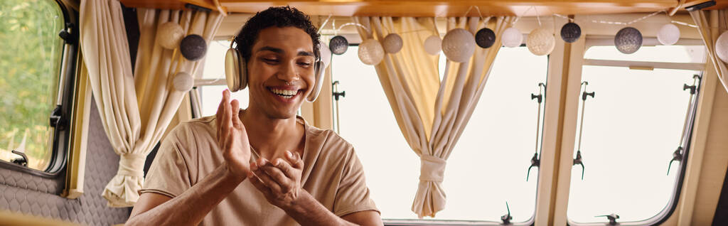 šťastný africký Američan poslech hudby ve svých sluchátkách uvnitř van - Fotografie, Obrázek