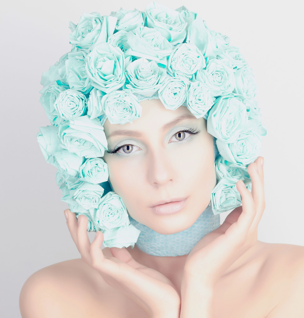 Piękna dziewczyna z niebieskie kwiaty na głowie - Zdjęcie, obraz