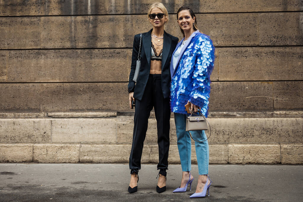 PARIGI, FRANCIA - MARZO 02, 2020: Caroline Daur e Helena Bordon in posa fuori dalla fiera GIAMBATTISTA VALLI, durante la Paris Fashion Week Donna Autunno / Inverno '20-21. - Foto, immagini