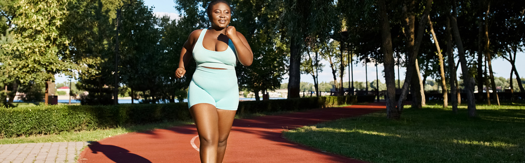 Curvas mujer afroamericana elegantemente corre al aire libre, la motivación y el deporte - Foto, Imagen