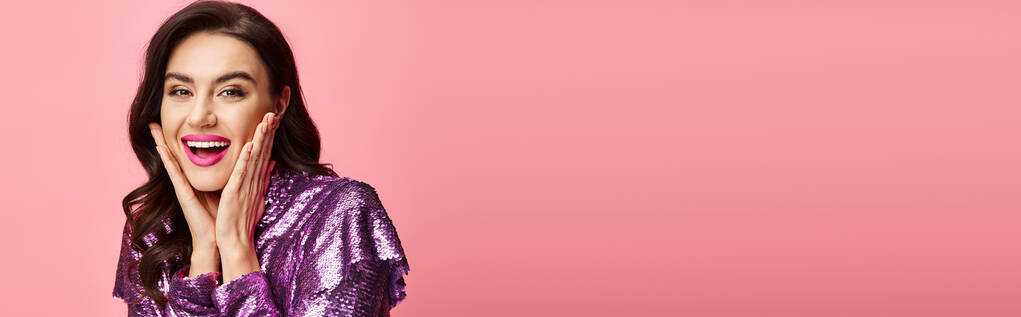 Una mujer con un vestido de lentejuelas púrpura toma una pose para la cámara. - Foto, Imagen