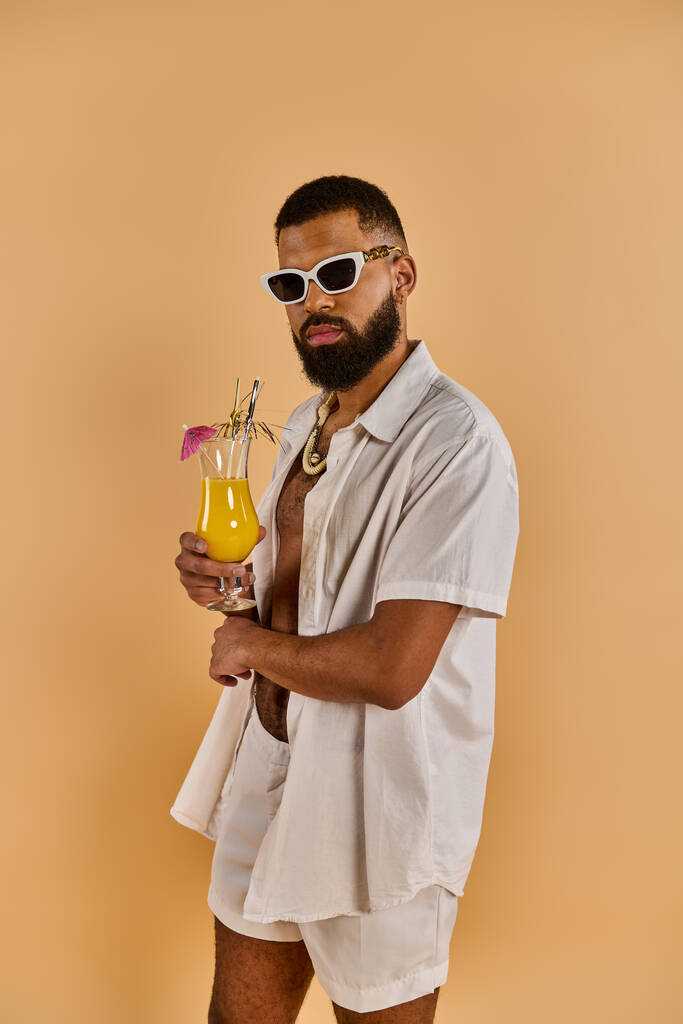 Kirkkaassa valkoisessa paidassa olevalla miehellä on hienovaraisesti lasillinen tuoretta appelsiinimehua, joka esittelee hetken rauhaa ja virvokkeita.. - Valokuva, kuva