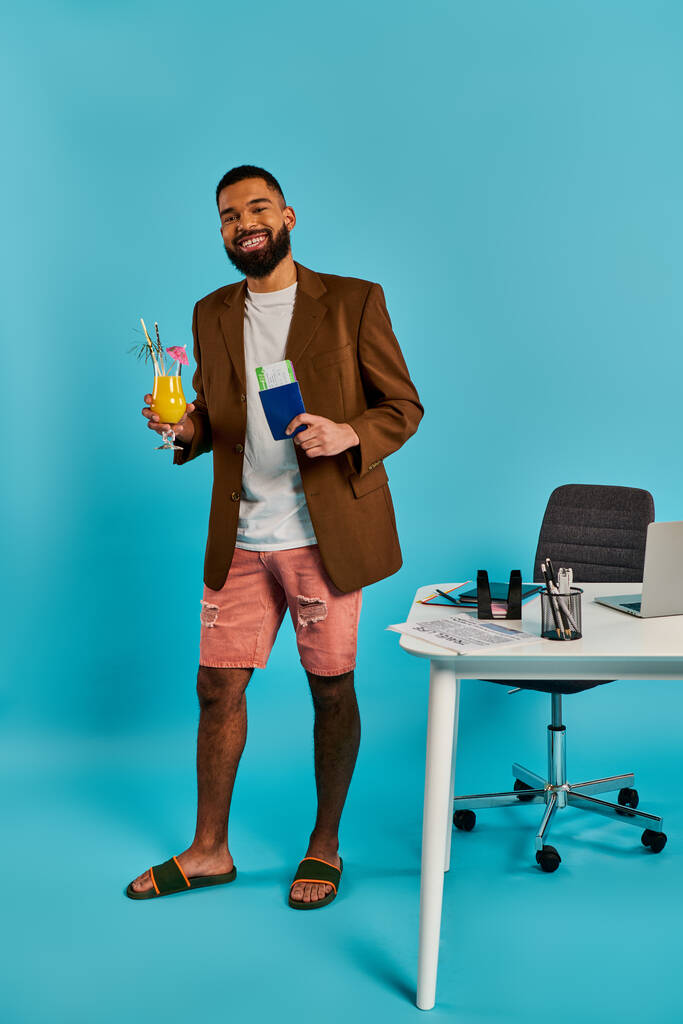 ビジネス服を着ている男性は,洗練された机の前に自信を持って立って,彼の顔に熟考的な表現でカップを保持しています. - 写真・画像