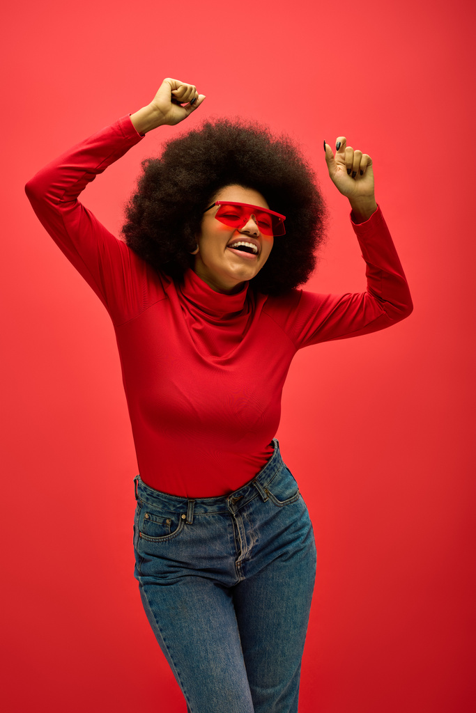 ポーズを打つ赤い服装のトレンドのアフリカ系アメリカ人女性. - 写真・画像