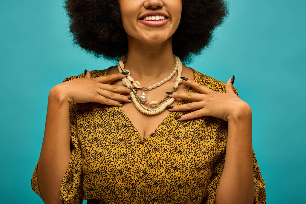 Mulher afro-americana elegante com penteados encaracolados em pano de fundo vibrante. - Foto, Imagem
