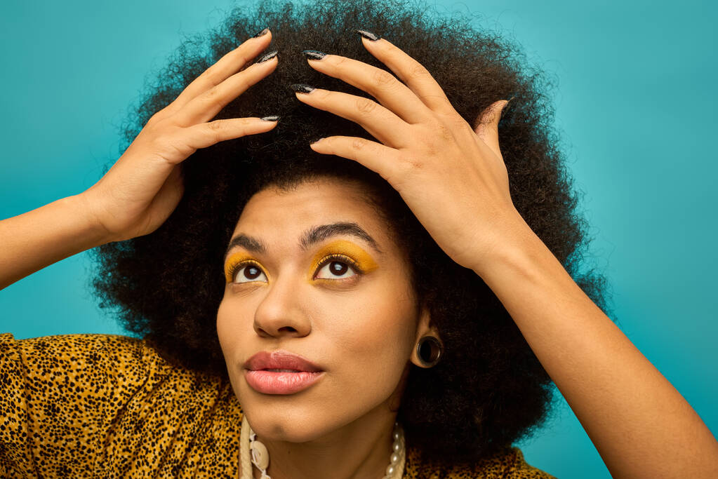 Donna afroamericana che tiene i capelli davanti al viso. - Foto, immagini