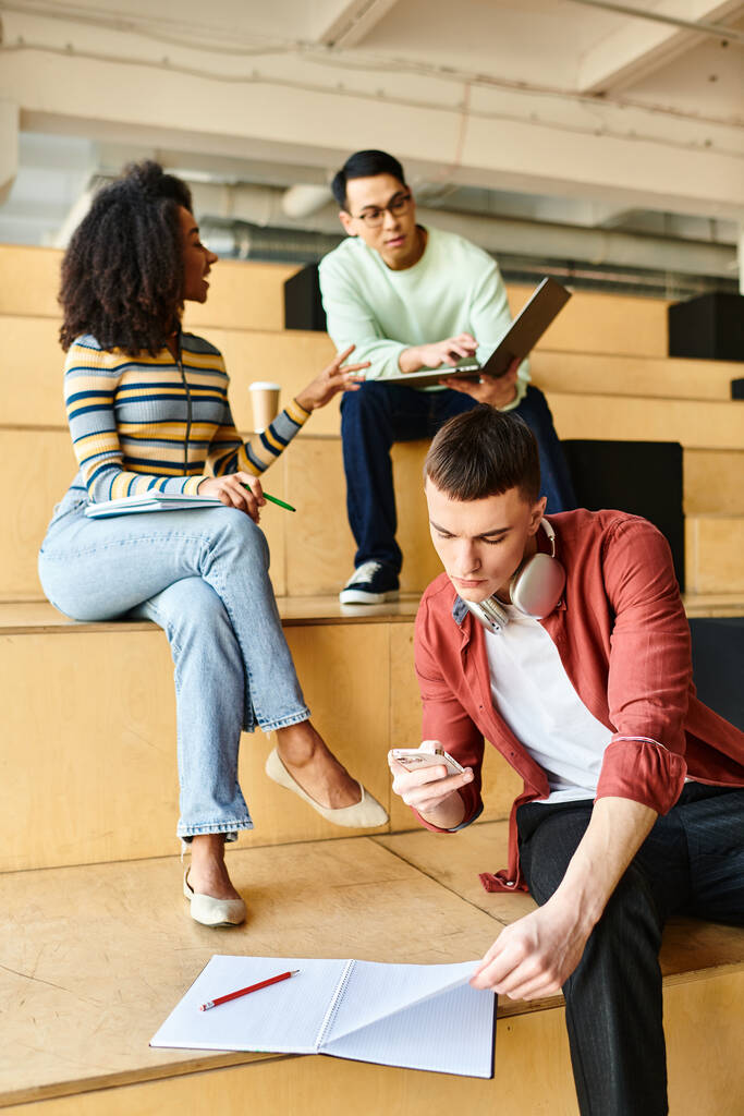Multiculturele groep studenten, waaronder Afro-Amerikaans meisje, zit aandachtig in collegezaal aan de universiteit - Foto, afbeelding