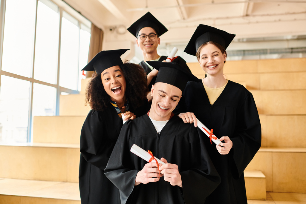 Eine Gruppe von Studenten in Abschlusskleidern und -mützen posiert glücklich für ein Foto, um ihre akademische Leistung zu feiern. - Foto, Bild