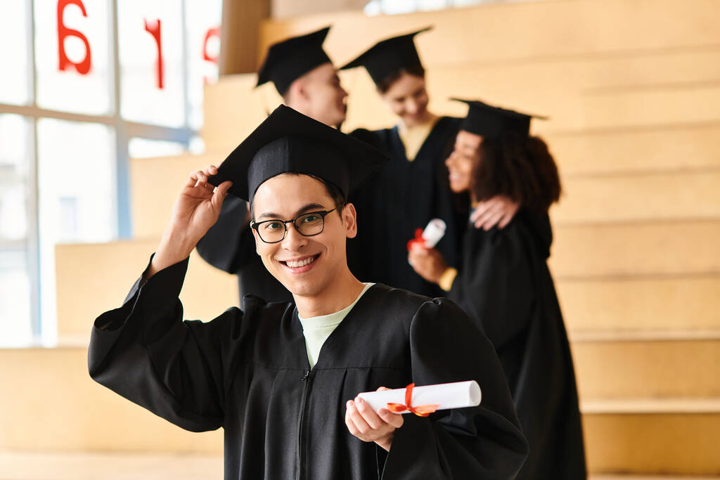 Een man met diverse achtergronden viert zijn afstuderen in een pet en toga, trots zijn diploma. - Foto, afbeelding