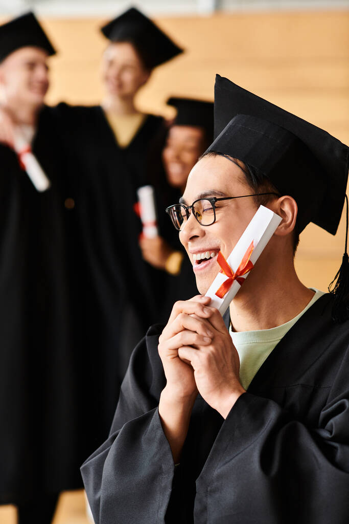 Asyalı bir adam gururla mezuniyet kepi ve cübbesi takıyor, akademik başarıyı ve başarıyı simgeliyor.. - Fotoğraf, Görsel