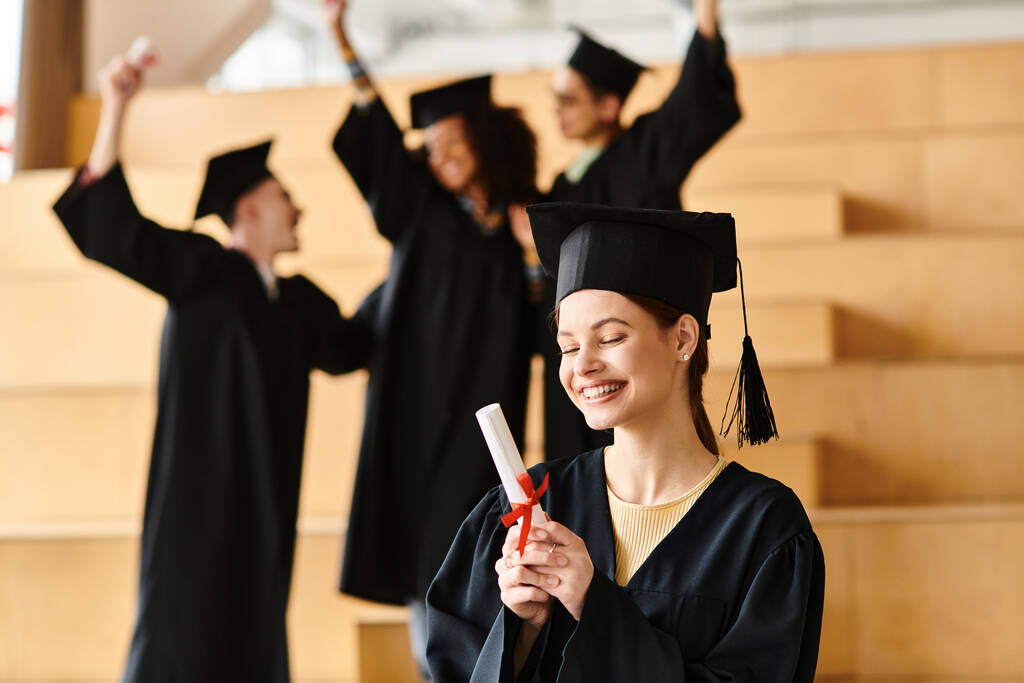 Eine bunte Gruppe von Absolventen feiert ihre Leistung, eine Frau im Abschlusskleid hält stolz ihr Diplom in der Hand. - Foto, Bild