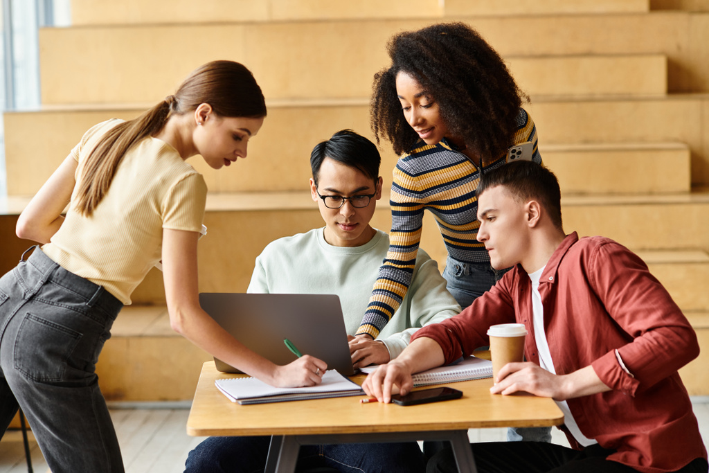 Grupo diverso de estudantes focados no trabalho de laptop à mesa em ambiente universitário. - Foto, Imagem