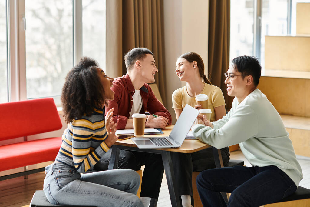 Různorodá skupina studentů z různých etnických prostředí se zapojuje do živé diskuse kolem stolu. - Fotografie, Obrázek