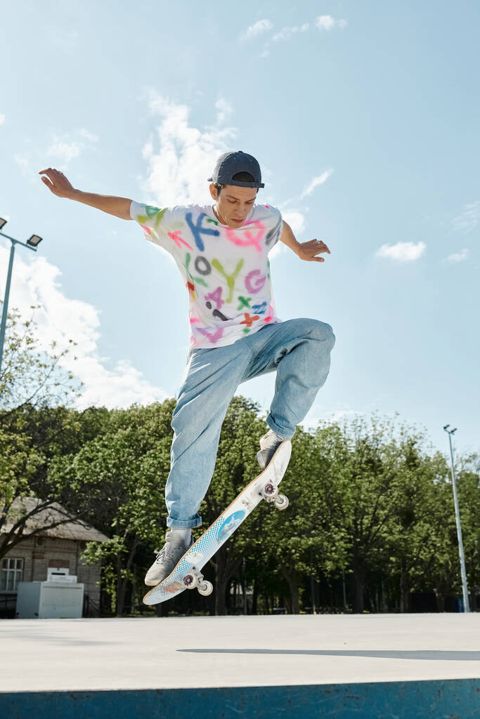 Ein junger Mann skatet an einem sonnigen Sommertag selbstbewusst eine Rampe in einem Outdoor-Skatepark hoch. - Foto, Bild