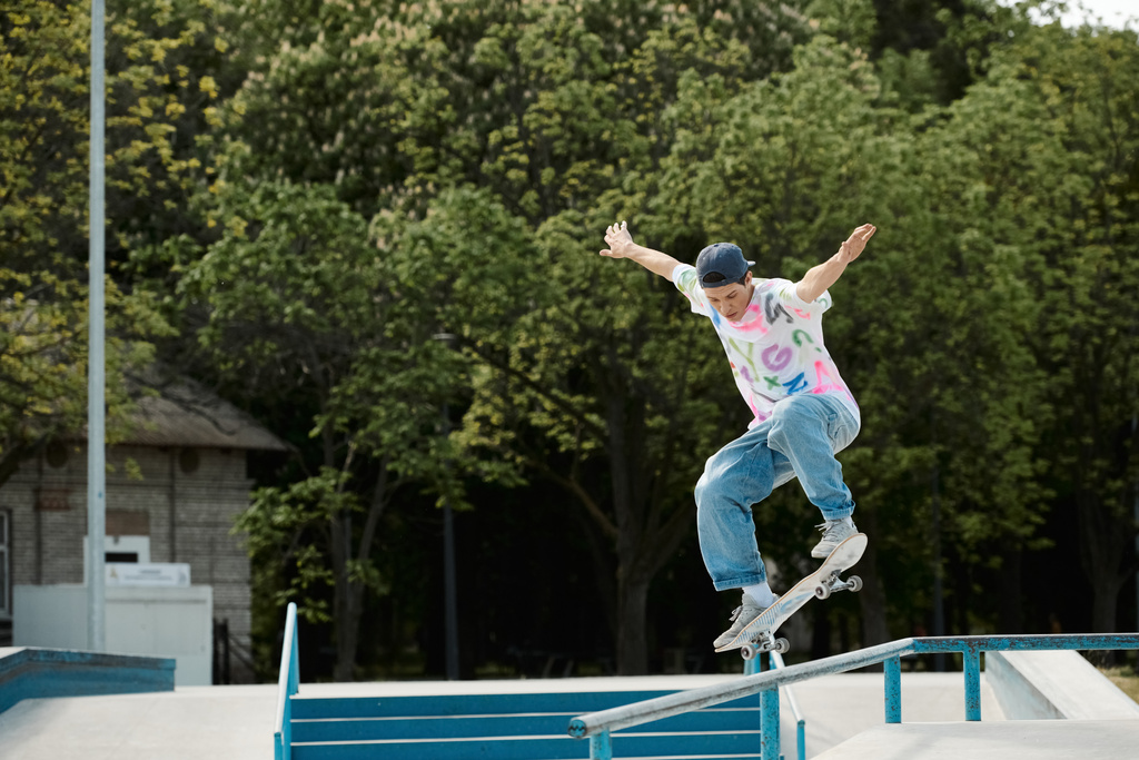 Un jeune patineur habile monte courageusement sa planche à roulettes sur le côté d'un rail dans un skate park en plein air par une journée d'été ensoleillée. - Photo, image