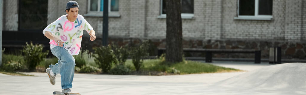 Молодий ковзаняр в дії, їзда на скейтборді вниз по тротуару в яскравій міській обстановці в сонячний день. - Фото, зображення
