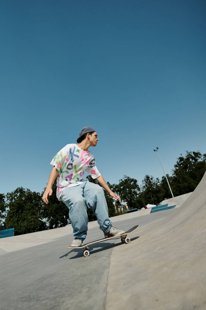Um jovem skatista cavalga destemidamente pelo lado de uma rampa em um animado parque de skate ao ar livre em um dia de verão. - Foto, Imagem