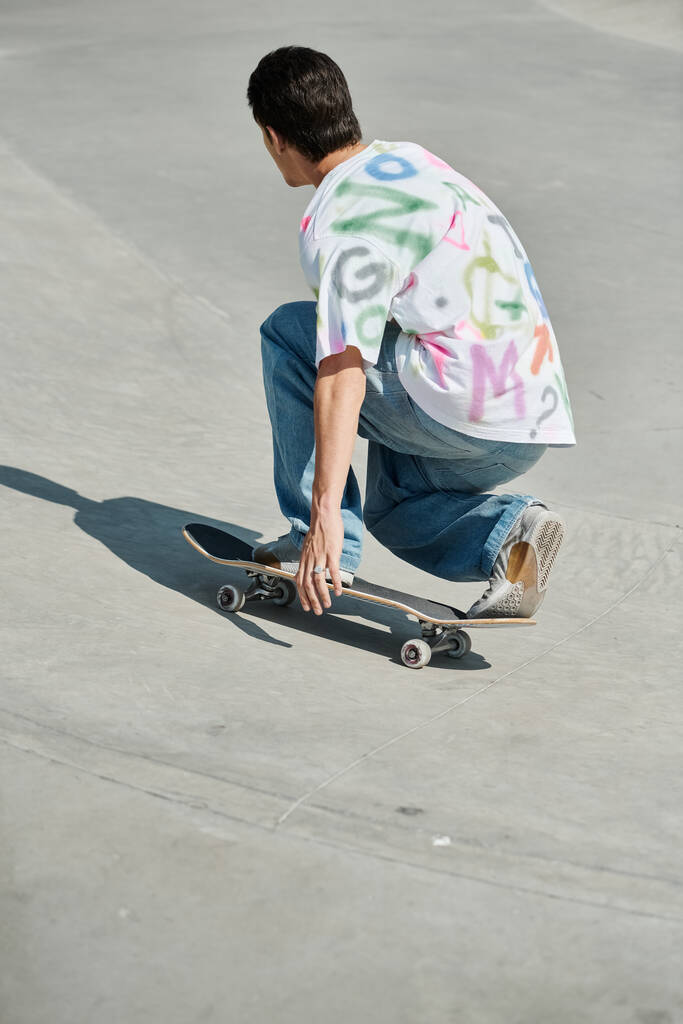 Un joven skater disfruta montando su monopatín por una empinada rampa de cemento en un parque de skate al aire libre en un soleado día de verano.. - Foto, Imagen