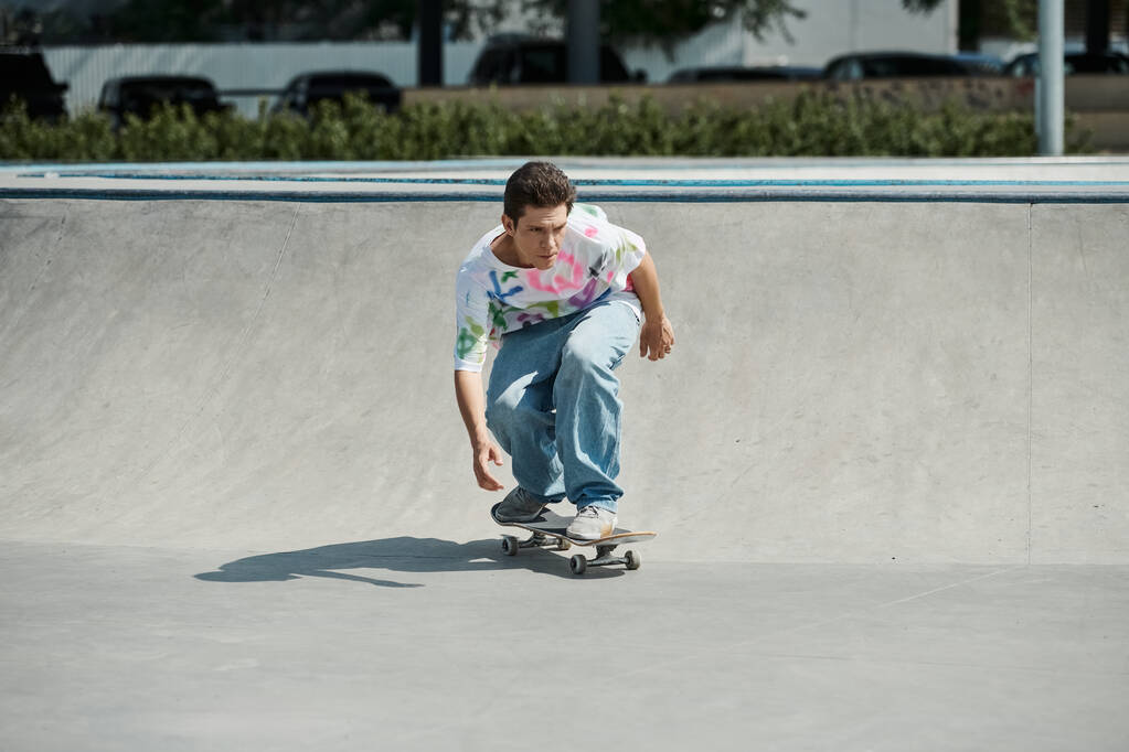 Młody łyżwiarz nieustraszenie jeździ deskorolką po rampie w tętniącym życiem skateparku w słoneczny letni dzień. - Zdjęcie, obraz