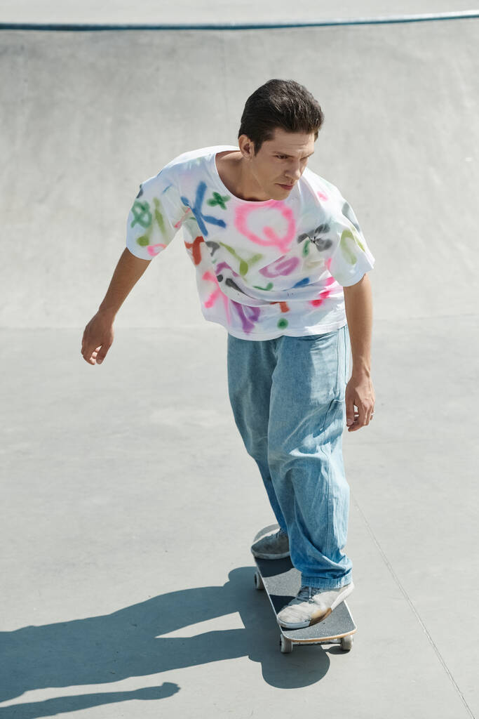 Um jovem habilmente monta um skate em uma rampa em um parque de skate ao ar livre em um dia ensolarado de verão. - Foto, Imagem