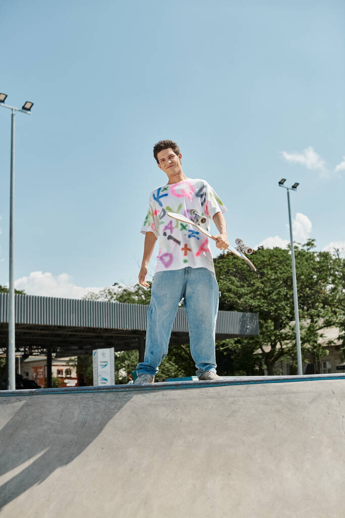 Mladý bruslař chlapec sebevědomě jezdí na skateboardu na rampě v rušném venkovním skate parku v slunečný letní den. - Fotografie, Obrázek