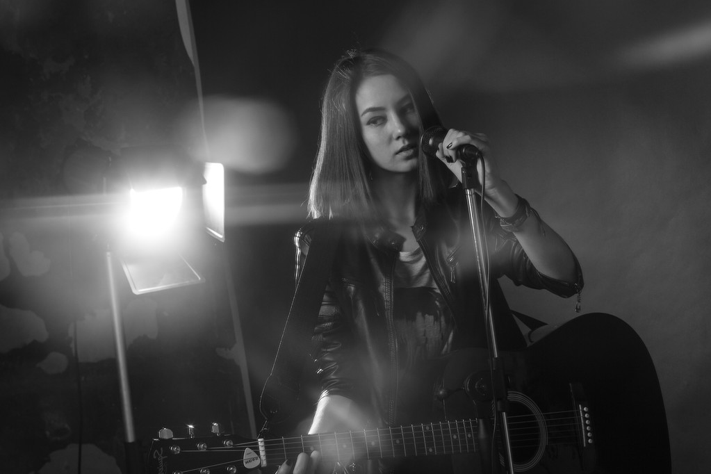 девушка, играющая на гитаре в студии
 - Фото, изображение