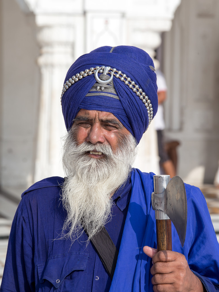 Sikh człowiek wizyty Golden Temple w Amritsar, Pendżab, Indie.  - Zdjęcie, obraz
