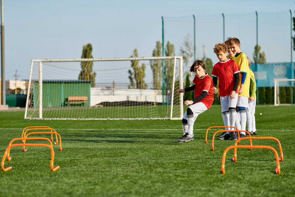 Egy csapat energikus fiatal gyerek, akik egy barátságos focimeccsen vesznek részt egy napos pályán. Csöpög, passzol, és lő a labdát, bemutató csapatmunka és lelkesedés. - Fotó, kép