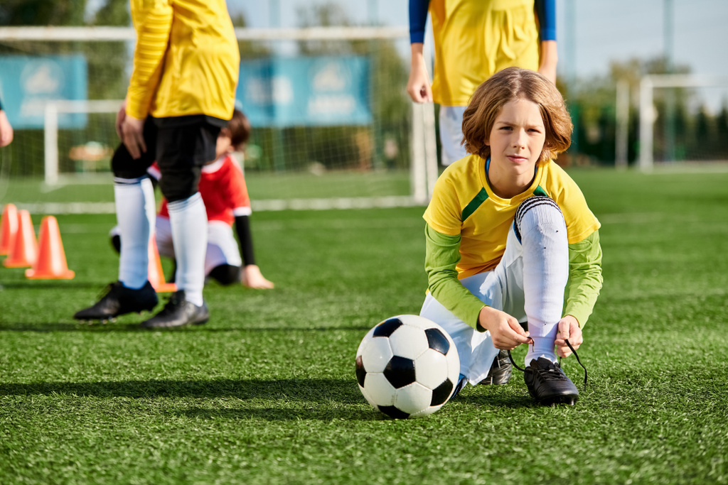 Egy fiatal lány energikusan focizik a pályán, magabiztosan csorgatja a labdát, és célba veszi a célt. A szeme tele van elszántsággal, ahogy bemutatja képességeit és szenvedélyét a sport iránt.. - Fotó, kép