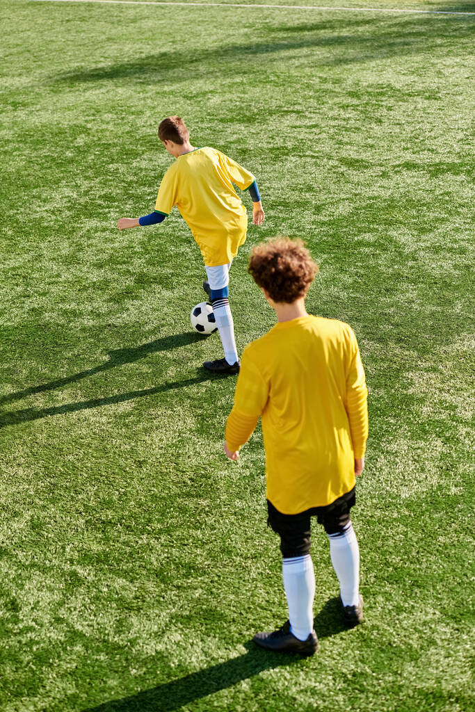 Μια ομάδα νεαρών ανδρών που παίζουν παθιασμένα ένα παιχνίδι ποδοσφαίρου σε ένα πράσινο γήπεδο, επιδεικνύοντας ομαδική δουλειά, επιδεξιότητα και φιλικό ανταγωνισμό. Οι παίκτες τρέχουν, πασάρουν και σκοράρουν γκολ απολαμβάνοντας το συναρπαστικό άθλημα. - Φωτογραφία, εικόνα