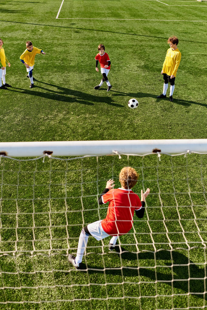 Żywa grupa małych dzieci zaangażowanych w porywającą grę w piłkę nożną. Biegają, kopią piłkę i kibicują sobie z entuzjazmem i radością.. - Zdjęcie, obraz