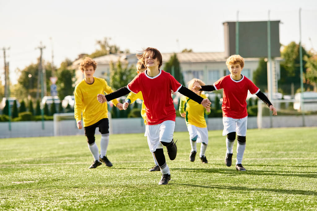 Żywa grupa młodych chłopców o jasnych twarzach zaangażowanych w intensywną grę w piłkę nożną na słonecznym polu. Chłopcy biegają, kopią i podają piłkę z entuzjazmem, pokazując swoje umiejętności i pracę zespołową.. - Zdjęcie, obraz