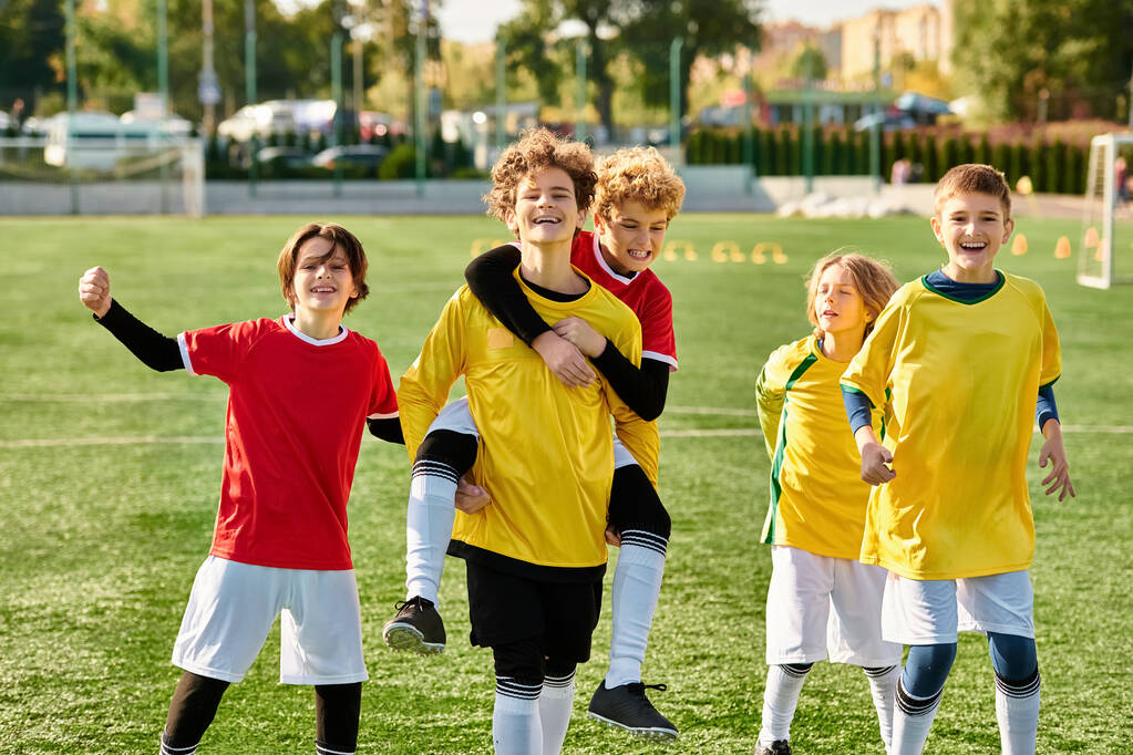 Група молодих чоловіків відзначає свою перемогу, стоячи тріумфально на футбольному полі, насолоджуючись моментом досягнення і верблюда. - Фото, зображення