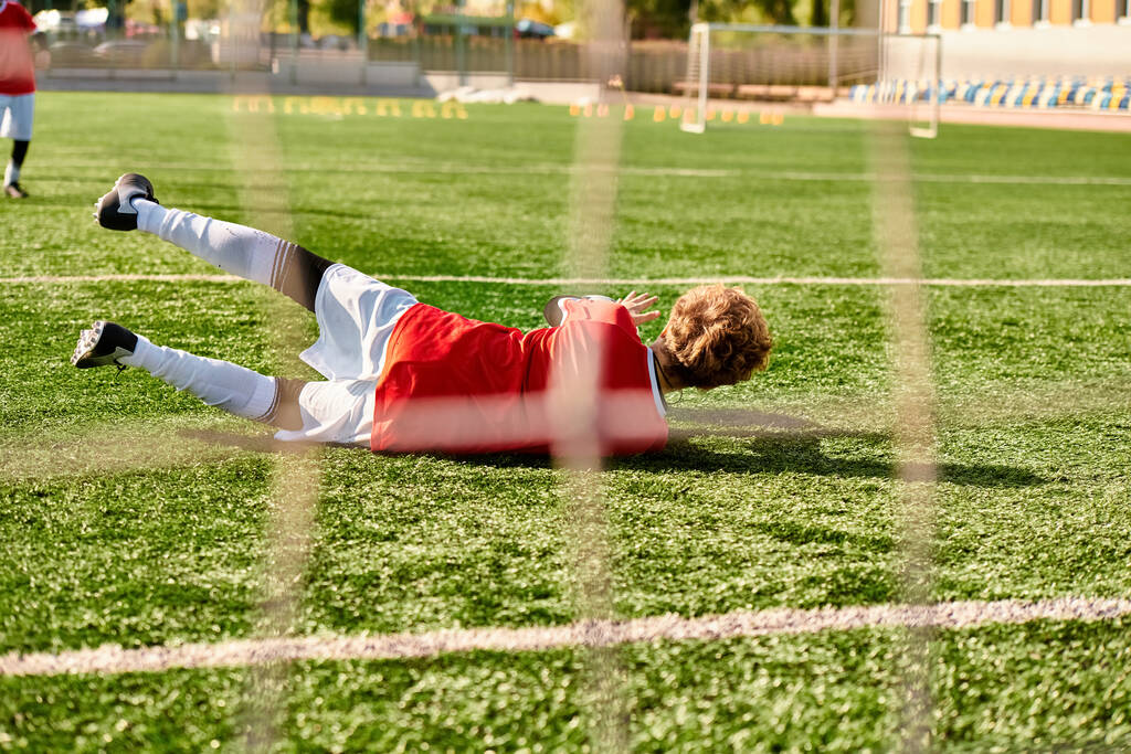 Un joven juega al fútbol enérgicamente en un campo verde, vistiendo un jersey y regateando la pelota. Muestra habilidad y pasión a medida que avanza hacia la meta, rodeado por la multitud animadora. - Foto, imagen