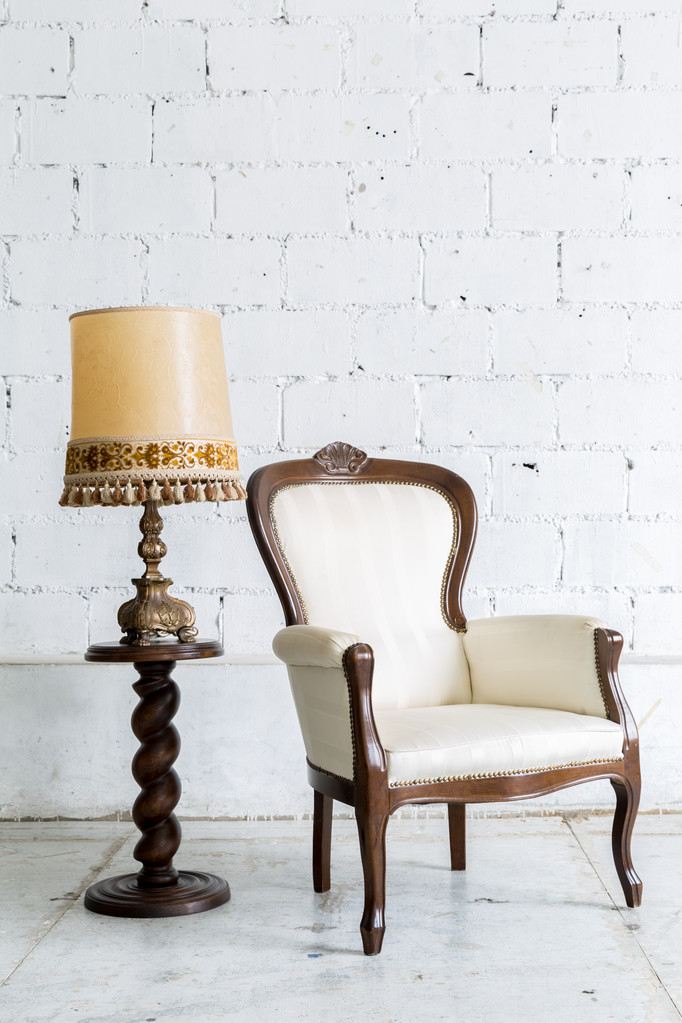 Białe krzesło Retro z Lampa - Zdjęcie, obraz