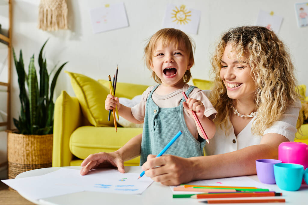 Uma mãe encaracolada e sua filha se envolvem na educação Montessori em uma mesa em um ambiente acolhedor casa. - Foto, Imagem