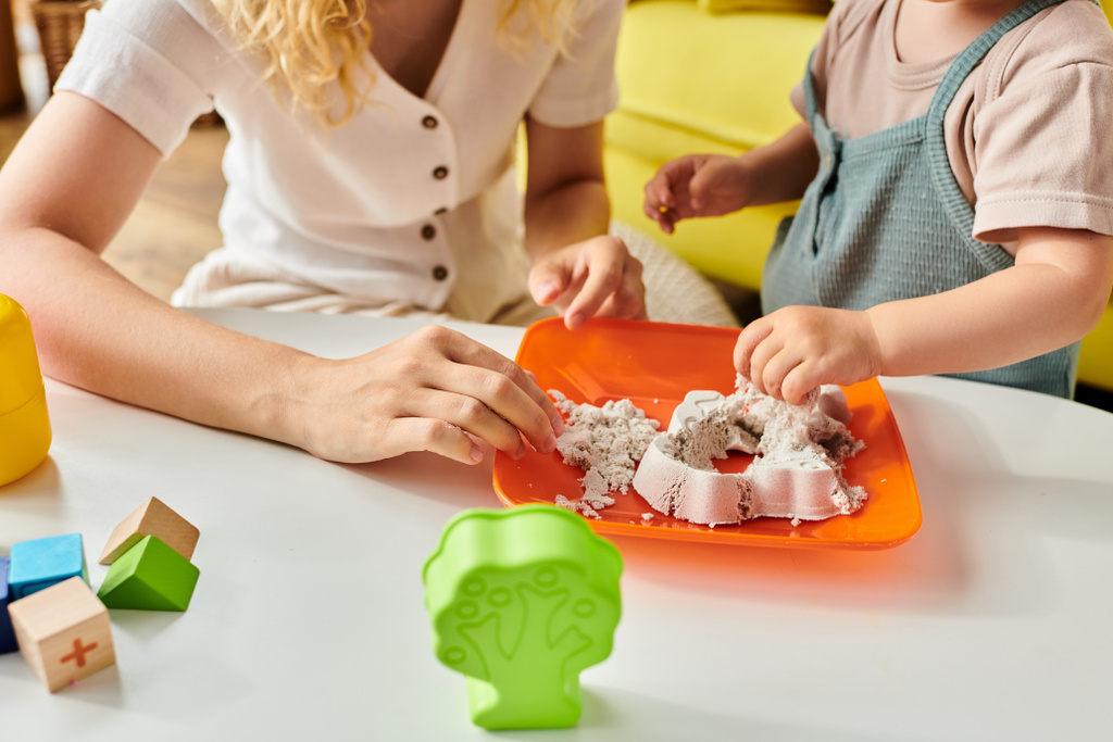 madre y su hija pequeña disfrutan de un juego inspirado en Montessori en la mesa. - Foto, imagen