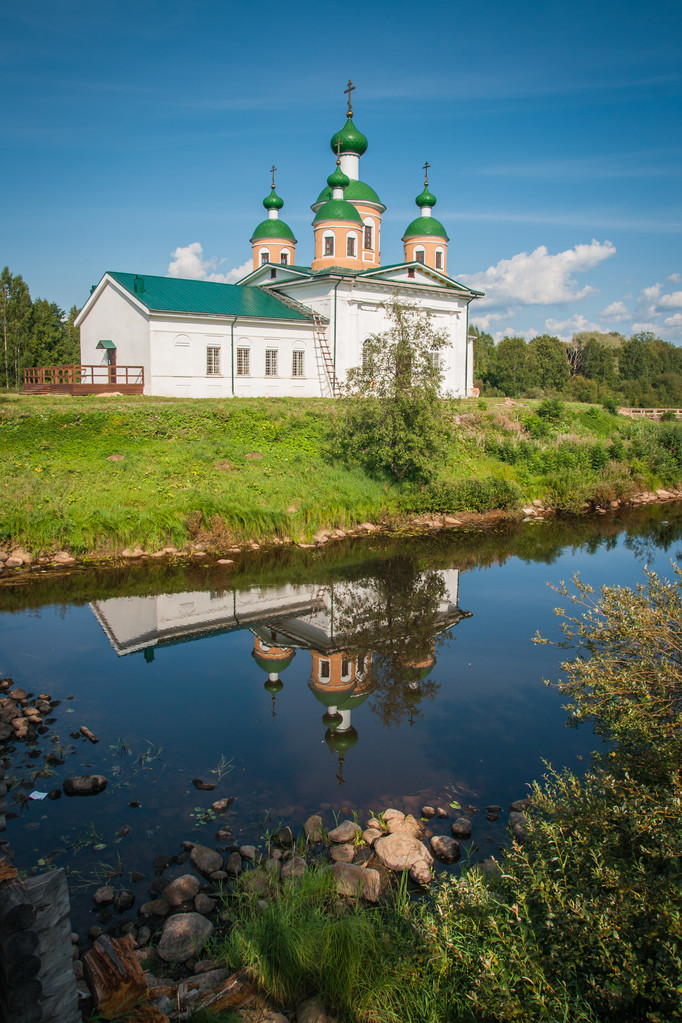 Eglise blanche sur la rive de la rivière
 - Photo, image