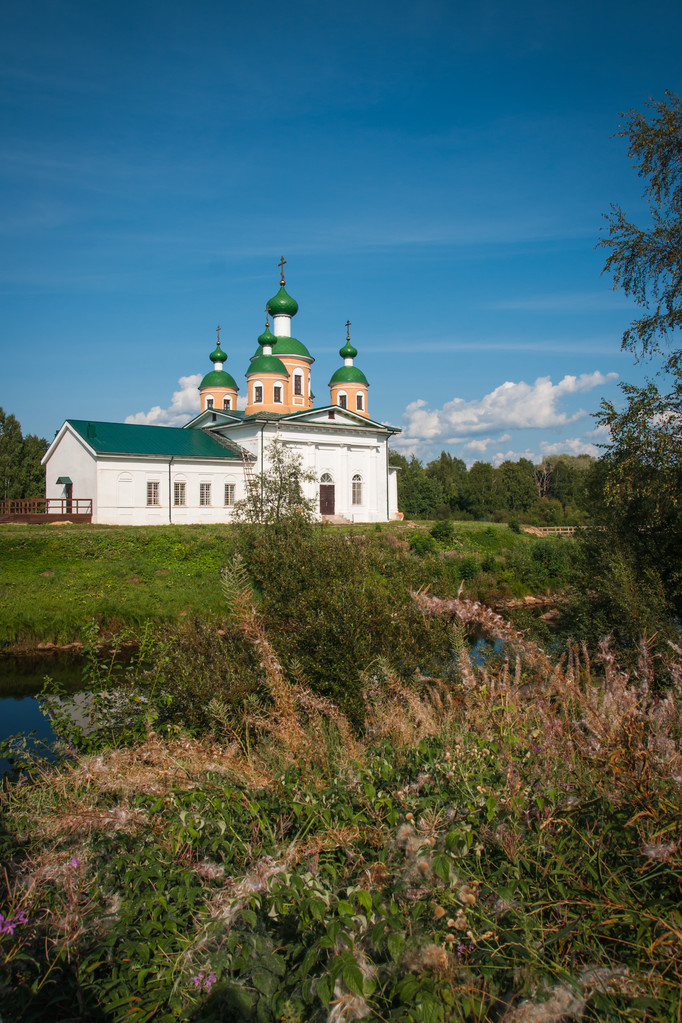 Белая церковь на берегу реки
 - Фото, изображение