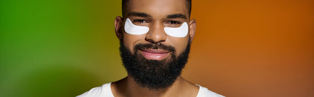Hombre guapo afroamericano usando parches para los ojos. - Foto, imagen