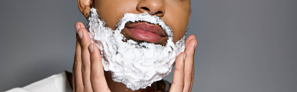 Afroamerykanin przystojny mężczyzna ściśle goli twarz jako część układu pielęgnacji skóry. - Zdjęcie, obraz