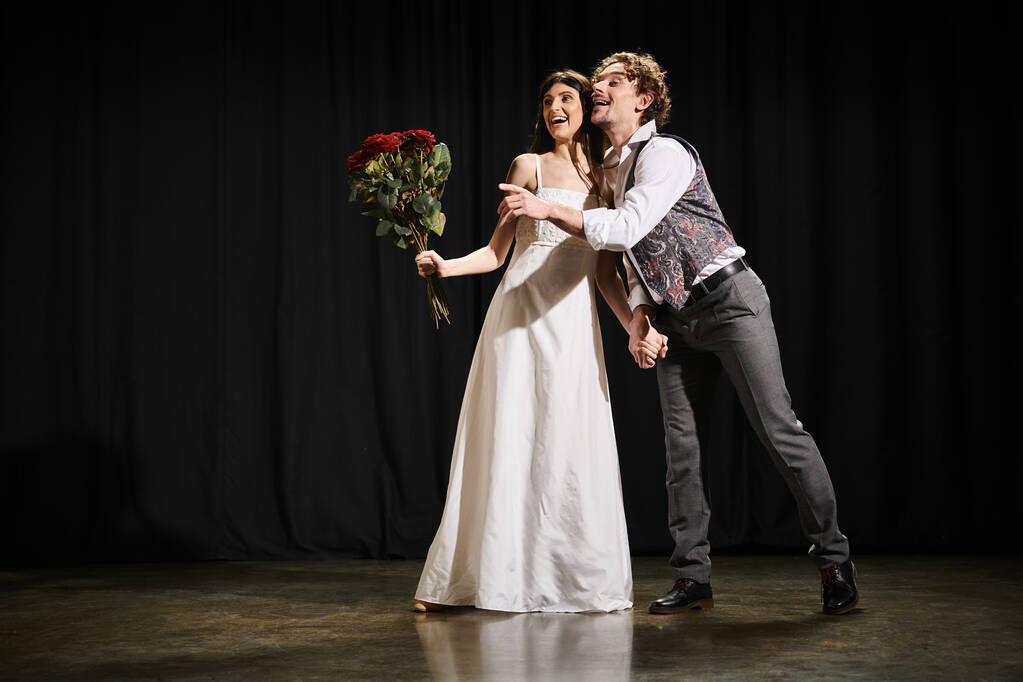 Ένας άντρας και μια γυναίκα στέκονται με αυτοπεποίθηση σε μια θεατρική σκηνή κατά τη διάρκεια των προβών.. - Φωτογραφία, εικόνα