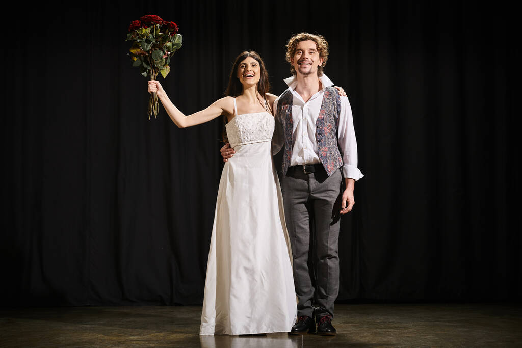 Un hombre guapo y una hermosa mujer posan en el escenario durante los ensayos de teatro. - Foto, imagen