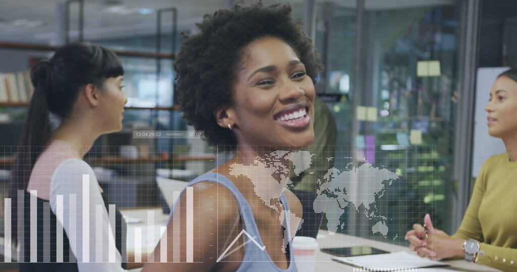 Obrázek zpracování finančních dat nad africkou americkou podnikatelkou s úsměvem. Globální koncepce podnikání, financí a digitálního rozhraní. - Fotografie, Obrázek