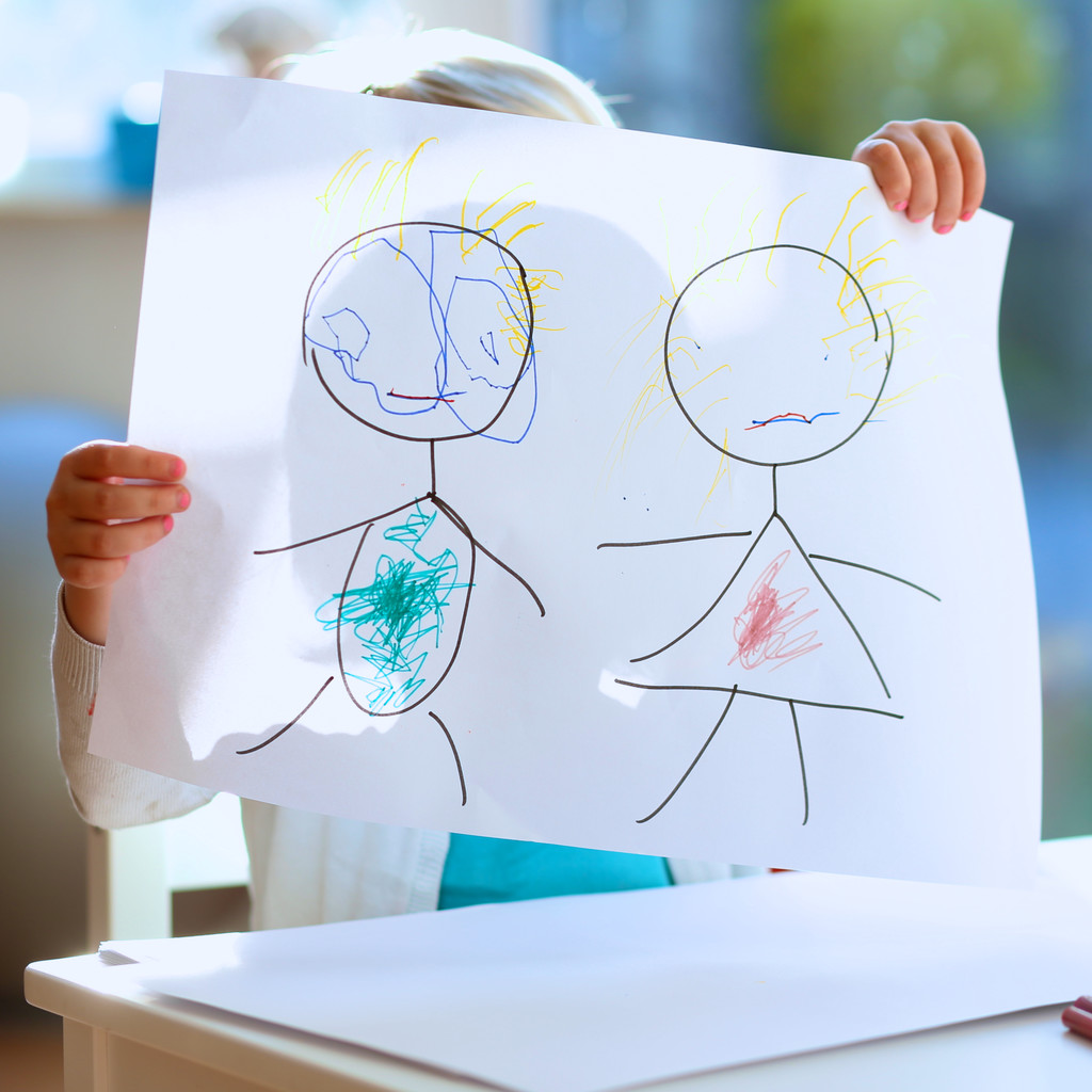 schönes kleines Mädchen zeichnet mit Filzstiften - Foto, Bild