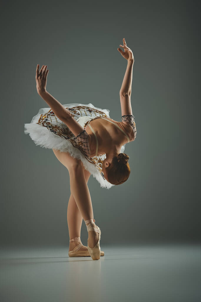 Ballerina in tutù bianco esegue stand con grazia e abilità. - Foto, immagini