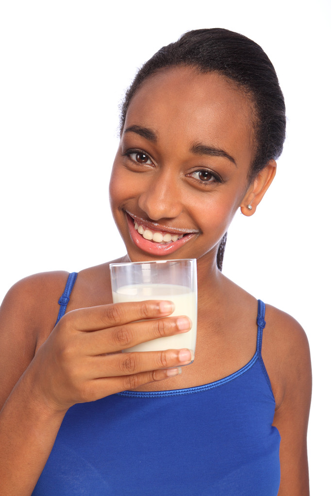szép mosoly, fiatal fekete lány fogyasztói tej - Fotó, kép