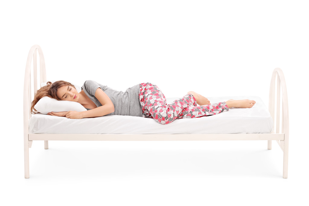Krásná bruneta žena spí v posteli  - Fotografie, Obrázek
