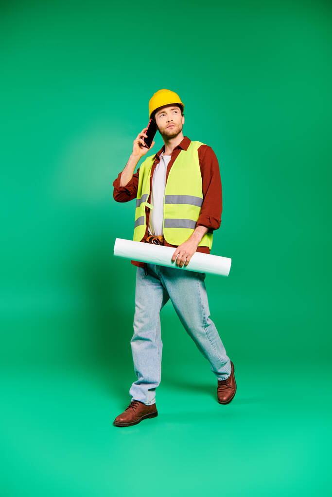 A man in a hard hat and safety vest talking on a cell phone. - Photo, Image
