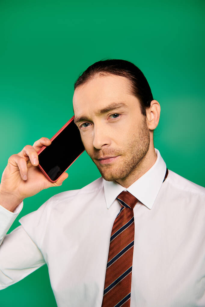 Красивый бизнесмен в элегантной одежде разговаривает по мобильному телефону. - Фото, изображение